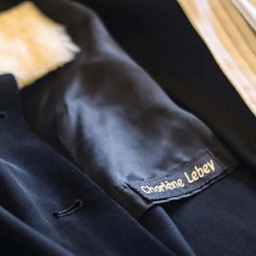 Zoom sur la broderie "Charlène Lebey" à l'intérieur de sa robe d'avocat